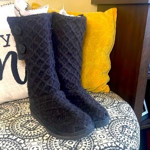 Ugg Black Lattice Cardy boots. Girls size 5/Fits Women’s Sz 7.